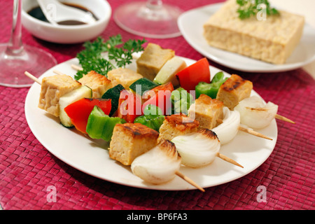 Verdure e spiedini di tempeh. Ricetta disponibile. Foto Stock
