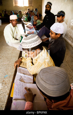 Bambini musulmani studiare il Corano a scuola di madrassa in Sasan, Gujarat, India. Foto Stock