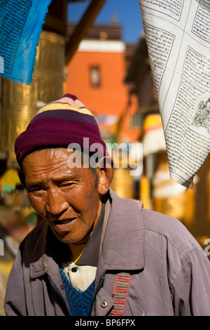 Ritratto di un tradizionalmente condita pellegrino sulla Tashilhunpo kora, a Shigatse, nel Tibet Foto Stock