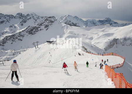 Gruppo di sciatori, regione sciistica a FELLHORN MONTAGNA, vicino a Oberstdorf, ALLGAEU REGIONE, Baviera, Germania Foto Stock