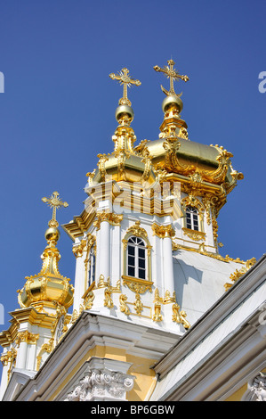 Golden cupole a cipolla di cappella, il Grande Palazzo, Peterhof, San Pietroburgo, regione nord-occidentale, la Russia Foto Stock