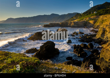 Onde che si infrangono sulle rocce costiere al tramonto, Shelter Cove, sul robusto perso Costa, Humboldt County, California Foto Stock