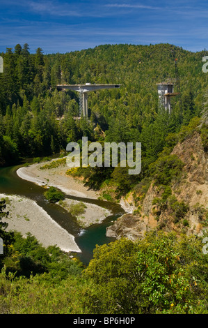 Nuova autostrada Bypass a ponte essendo costruito sopra il fiume di Anguilla, vicino Leggett, Humboldt County, California Foto Stock