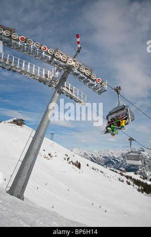 Seggiovia, sciatori, regione sciistica a FELLHORN MONTAGNA, vicino a Oberstdorf, ALLGAEU REGIONE, Baviera, Germania Foto Stock