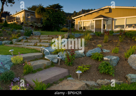 La luce del tramonto sul giardino e ristorante dell'Albion fiume Inn, Albion, Mendocino County, California Foto Stock