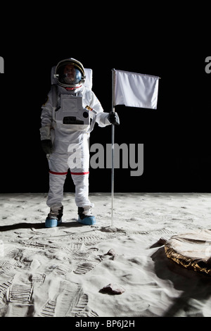 Un astronauta in piedi accanto a una bandiera bianca Foto Stock