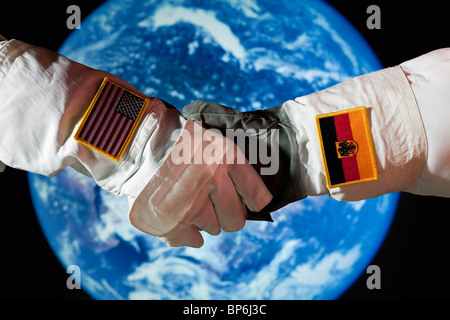 Un astronauta americano stringono le mani con un astronauta tedesco Foto Stock