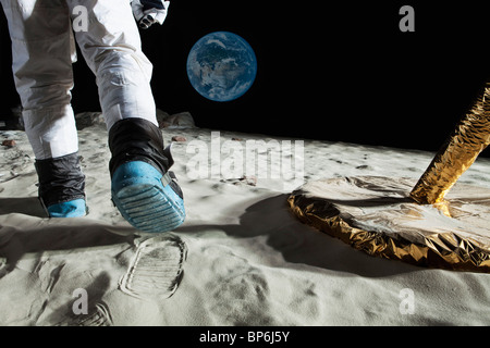 Un astronauta a camminare sulla luna, vista posteriore, sezione bassa Foto Stock