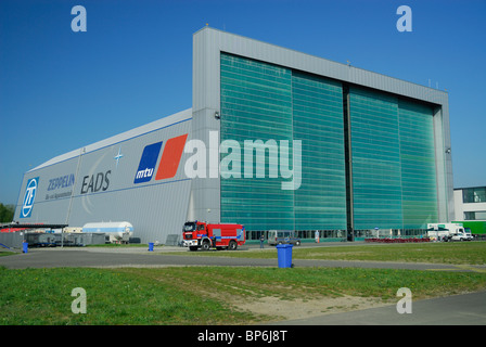 Hangar del dirigibile moderno dirigibile Zeppelin NT, Friedrichshafen Airport, Baden-Württemberg, Germania Foto Stock