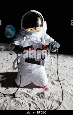 Un astronauta sulla luna il collegamento di due cavi Foto Stock
