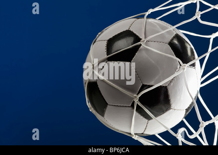 Un pallone da calcio in un net, close-up Foto Stock
