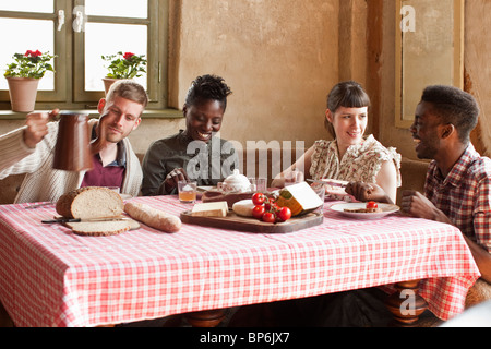 Due coppie che vogliono godersi un semplice pasto rustico Foto Stock