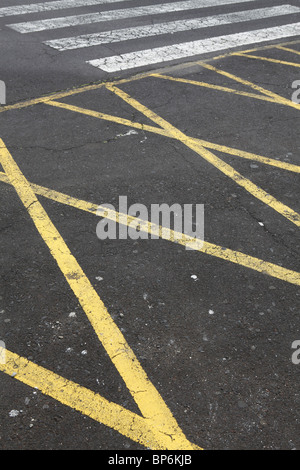 Dettaglio delle linee dipinte su asfalto Foto Stock