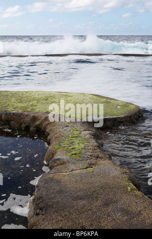 Dettaglio di un molo di pietra nel mare Foto Stock