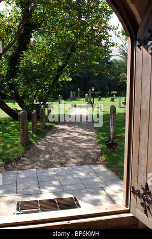 Vista dal portico della chiesa di St. Mary, Turville, Buckinghamshire, Inghilterra, Regno Unito Foto Stock