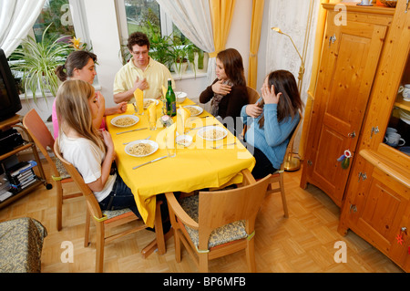 Famiglia dire grazia prima del pasto Foto Stock