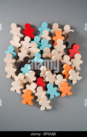 Un gruppo di variopinte bastone di legno figure Foto Stock