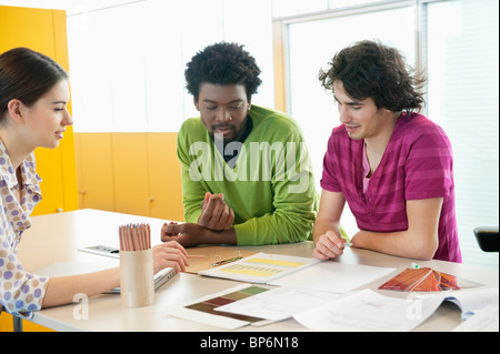 I dirigenti aziendali di discutere in un ufficio Foto Stock