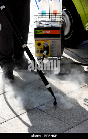 Consiglio di Brighton lavoratori pulire la gomma da masticare con un nuovo rispettosi dell'ambiente equipaggiamento chiamato Gum chiaro Foto Stock