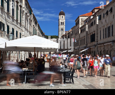 Un gruppo di tour in Stradun Dubrovnik Dalmazia Croazia Foto Stock