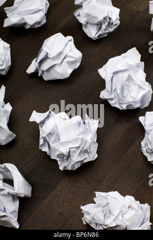 Un gruppo di carta sgualcita sfere Foto Stock