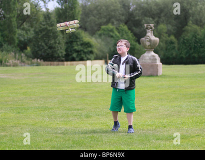Lewis di nove anni a giocare con la sua radio controlled Sopwith Camel aereo modello Foto Stock