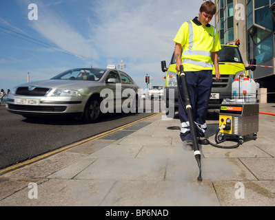 Consiglio di Brighton lavoratori pulire la gomma da masticare con un nuovo rispettosi dell'ambiente equipaggiamento chiamato Gum chiaro Foto Stock