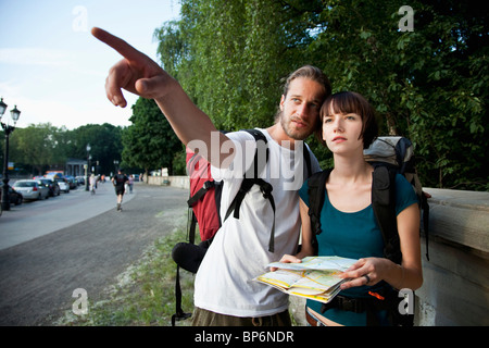 Una giovane coppia backpacker guardando una mappa della città Foto Stock