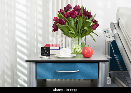 Vari oggetti sul comodino in un ospedale Foto Stock