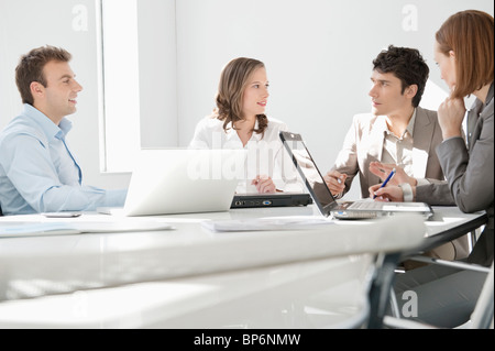 I dirigenti aziendali di discutere in una riunione Foto Stock