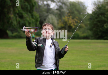 Lewis di nove anni a giocare con la sua radio controlled Sopwith Camel aereo modello Foto Stock