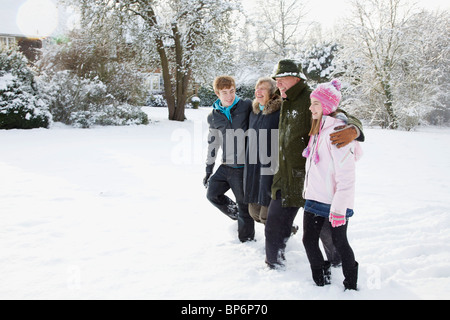 Nonni passeggiate nella neve con due nipoti Foto Stock