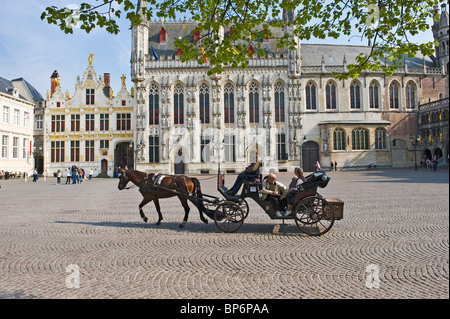 Il Burg e il Municipio, allenatore di cavalli, il centro storico di Bruges, Belgio Foto Stock