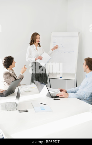 Imprenditrice dando la presentazione nel corso di una riunione Foto Stock