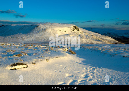 Tramonto sulla Kinder Scout altopiano in inverno, da Mill Hill, Peak District, Derbyshire, England, Regno Unito Foto Stock