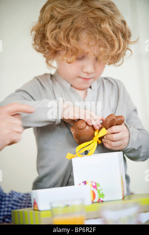 Ragazzo di aprire il suo regalo di compleanno Foto Stock