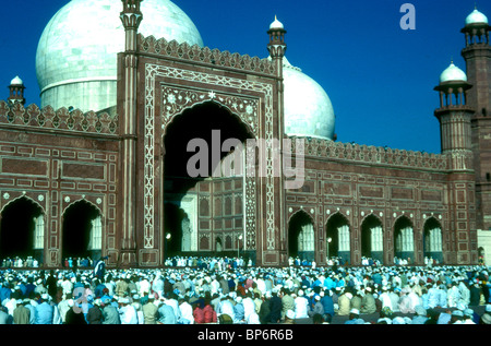 La grande Moschea Badshahi durante la prima preghiera su Eid ul Fitr, Lahore Pakistan costruita nel 1673-4 dall'imperatore Mughal Aurangzeb Foto Stock