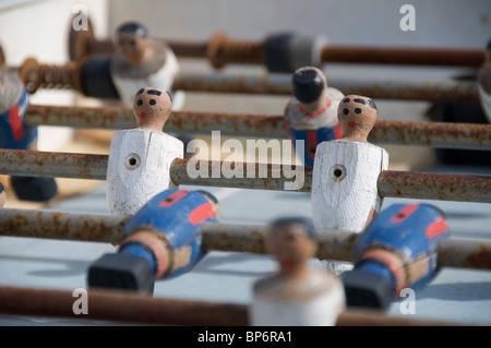 Un vecchio foosball tabella con i giocatori di legno, close-up Foto Stock