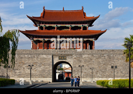 Porta nord delle mura della città vecchia di Dali, Cina Foto Stock