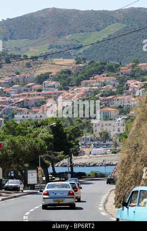 Strada costiera che va giù verso la località balneare e città del vino di banyuls sur Mer sulla Cote Vermeille Francia meridionale Foto Stock