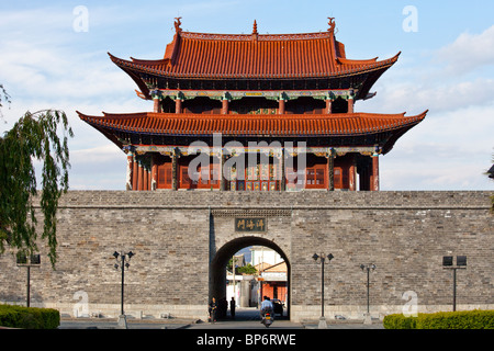 Porta nord delle mura della città vecchia di Dali, Cina Foto Stock