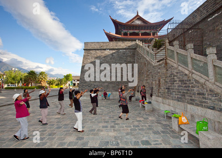 Le donne di esercitare nella mattina, Porta nord delle mura della città vecchia di Dali, Cina Foto Stock