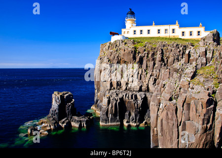 Blue Sky oltre Neist point lighthouse, Isola di Skye Foto Stock