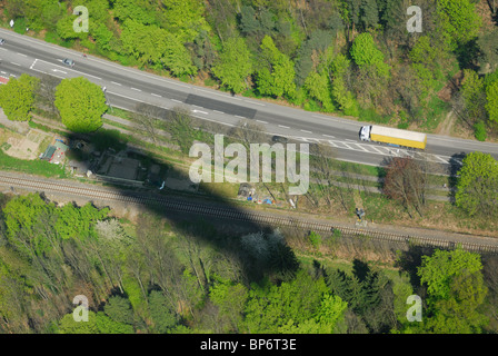 Ombra del dirigibile dirigibile Zeppelin NT su strada B31/E54 e dalla stazione ferroviaria, a ovest di Friedrichshafen, Baden-Württemberg, Germania Foto Stock