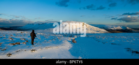 Tramonto sulla Kinder Scout altopiano in inverno, da Mill Hill, Peak District, Derbyshire, England, Regno Unito Foto Stock