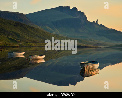 Barche a remi a sunrise sul Loch Fada Foto Stock