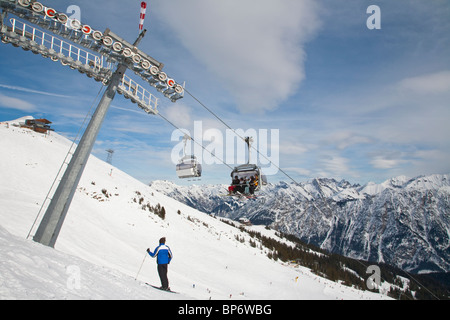 Seggiovia, sciatori, regione sciistica a FELLHORN MONTAGNA, vicino a Oberstdorf, ALLGAEU REGIONE, Baviera, Germania Foto Stock