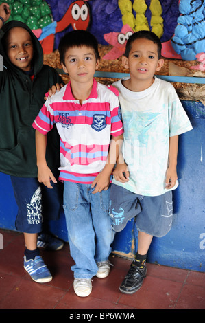 Poveri bambini di città presso il centro diurno che si prende cura di loro durante il giorno. Medellin, Colombia. Foto Stock