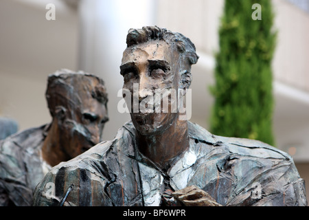 Sculture in bronzo dal titolo "Les Hommes de la Cite' di Parigi che significa "Gli uomini della città" Foto Stock