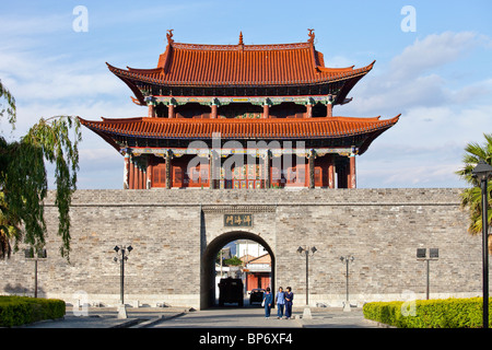 Porta nord delle mura della città vecchia di Dali, Cina Foto Stock